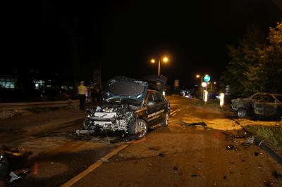 Nach Crash - Fahrzeug geht in Flammen auf